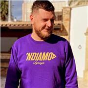 Esperto in economia impartisce lezione di economia aziendale